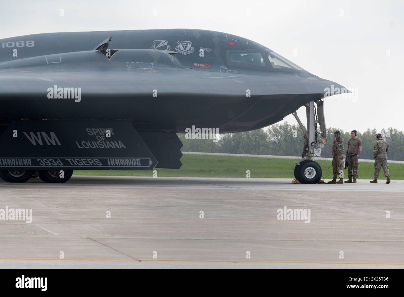Ein B-2 Spirit Stealth Bomber, der dem 509th Bomb Wing zugewiesen wurde, wird vor dem Start auf der Whiteman Air Force Base, Mo., am 15. April 2024 gewartet. Spi Stockfoto