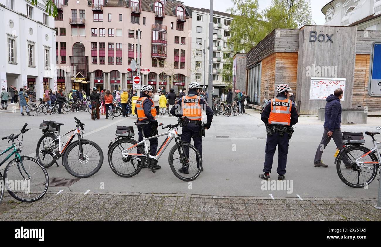 Anton Geisser 19.04.2024 Luzern, Schweiz . Am Freitag fuehren Klimaschuztzbewegungen weltweit eine Protestaktion durch-so auch in Luzern Bild : Luzerner Polizei mit Elektro Fahrraeder *** Anton Geisser 19 04 2024 Luzern, Schweiz am Freitag halten Klimaschutzbewegungen rund um die Welt eine Protestaktion ab, unter anderem in Luzern Picture Luzerner Polizei mit Elektrofahrrädern Stockfoto