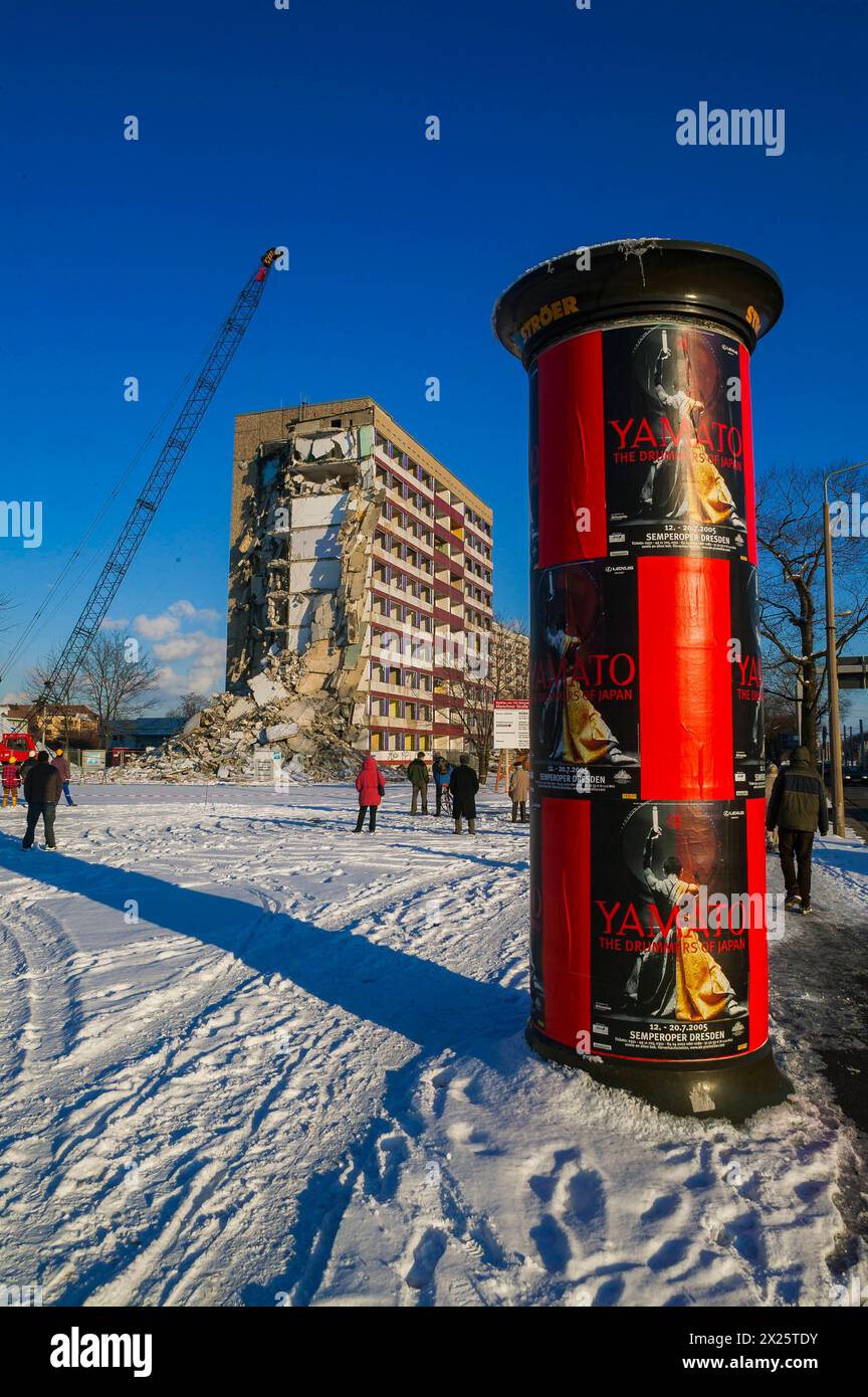 Stadtumbau Abriss von Plattenbauten IW 67 am Strassburger Platz. Der Abriss erfolgte im Rahmen des Bund-Länder-Förderprogramme Stadtumbau Ost. Für die Vernichtung des sozialen Wohnungsbaus wurden insgemsamt 6,4 Millionen Euro Fördermittel verbraucht Dresden Sachsen Deutschland *** Stadtsanierung Abriss von Fertigbauten IW 67 am Strassburger Platz der Abriss erfolgte im Rahmen des Landesförderprogramms Stadtumbau Ost in Höhe von insgesamt 6,4 Millionen Euro die Mittel wurden für die Zerstörung des Sozialwohnheims Dresden Sachsen Deutschland verwendet Stockfoto