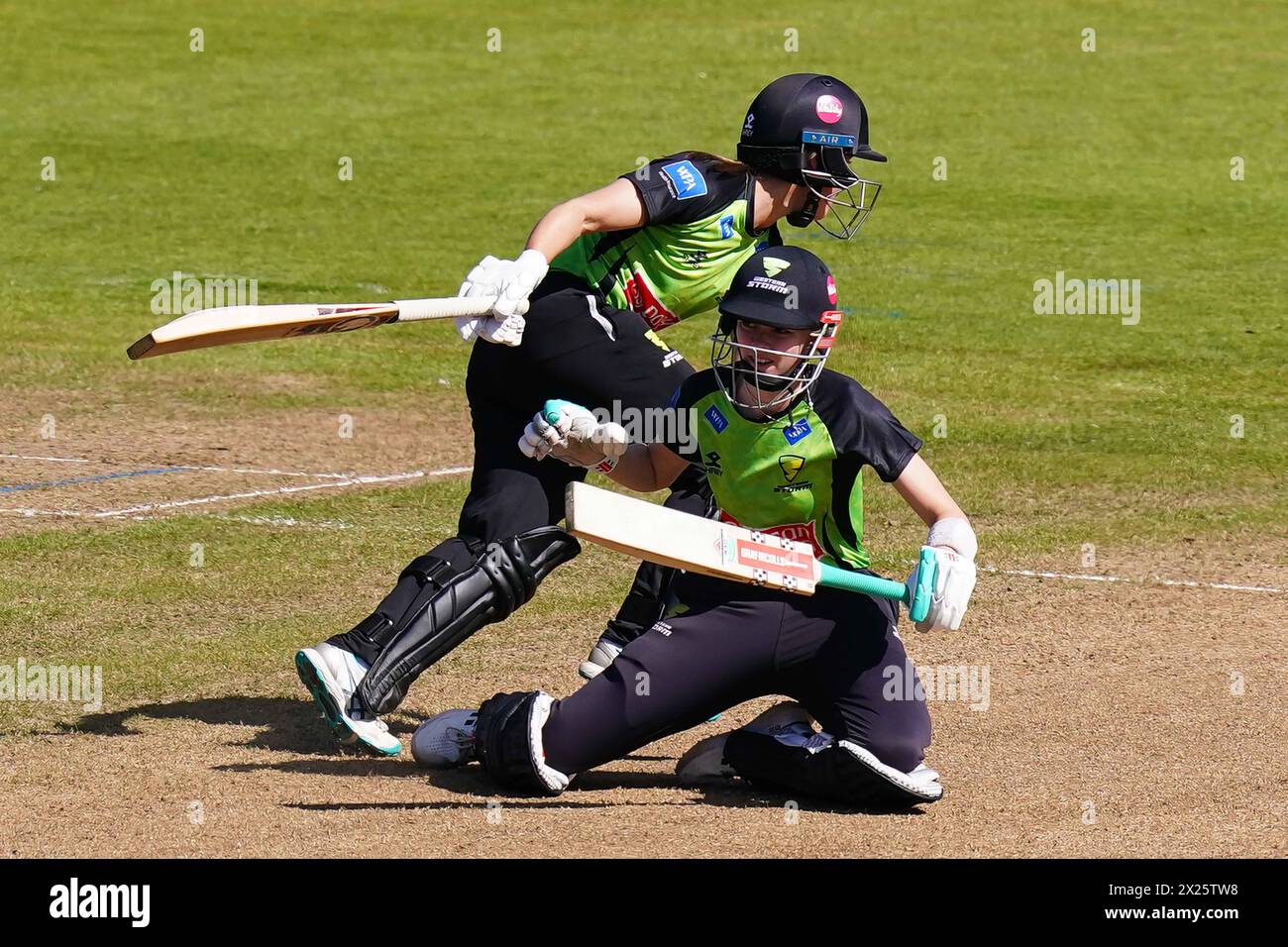 Cardiff, Vereinigtes Königreich, 20. April 2024. Die Sophia Smale und Sophie Luff von Western Storm treffen aufeinander, sodass sie während des Rachael Heyhoe-Flint Trophy-Matches zwischen Western Storm und Sunrisers auslaufen. Quelle: Robbie Stephenson/Western Storm/Alamy Live News Stockfoto