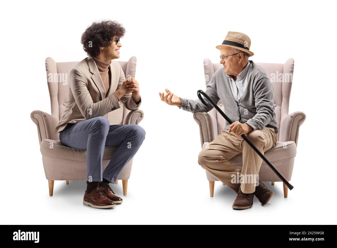 Junger Mann mit lockigen Haaren und Brille, der in einem Sessel sitzt und einem älteren Mann zuhört, der auf weißem Hintergrund isoliert ist Stockfoto