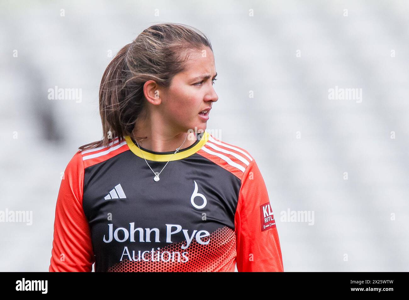 Birmingham, Großbritannien. April 2024. Blaze's Sophie Munro beim Rachel Heyhoe Flint Trophy Spiel zwischen Central Sparks und Blaze am Edgbaston Cricket Ground, Birmingham, England am 20. April 2024. Foto von Stuart Leggett. Nur redaktionelle Verwendung, Lizenz für kommerzielle Nutzung erforderlich. Keine Verwendung bei Wetten, Spielen oder Publikationen eines einzelnen Clubs/einer Liga/eines Spielers. Quelle: UK Sports Pics Ltd/Alamy Live News Stockfoto