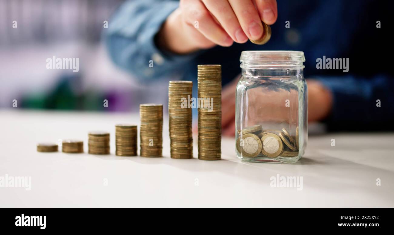 Konzept Für Die Einzahlung Von Jar. Wachstum Und Inflation Der Euro-Münzen Stockfoto