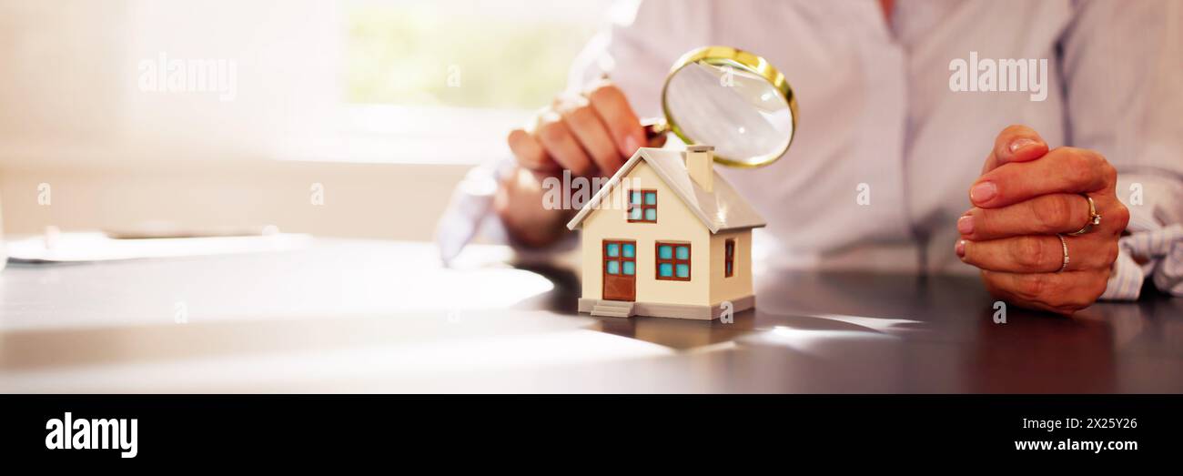 Immobilienhaus-Bewertung Durch Inspektor Mit Lupe Stockfoto