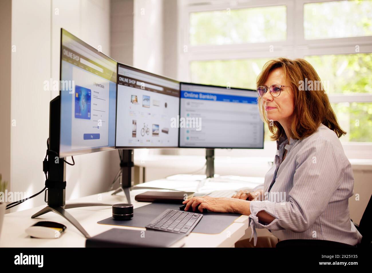 Frau, Die Den Online-E-Commerce-Shop Auf Dem Desktop Nutzt Stockfoto