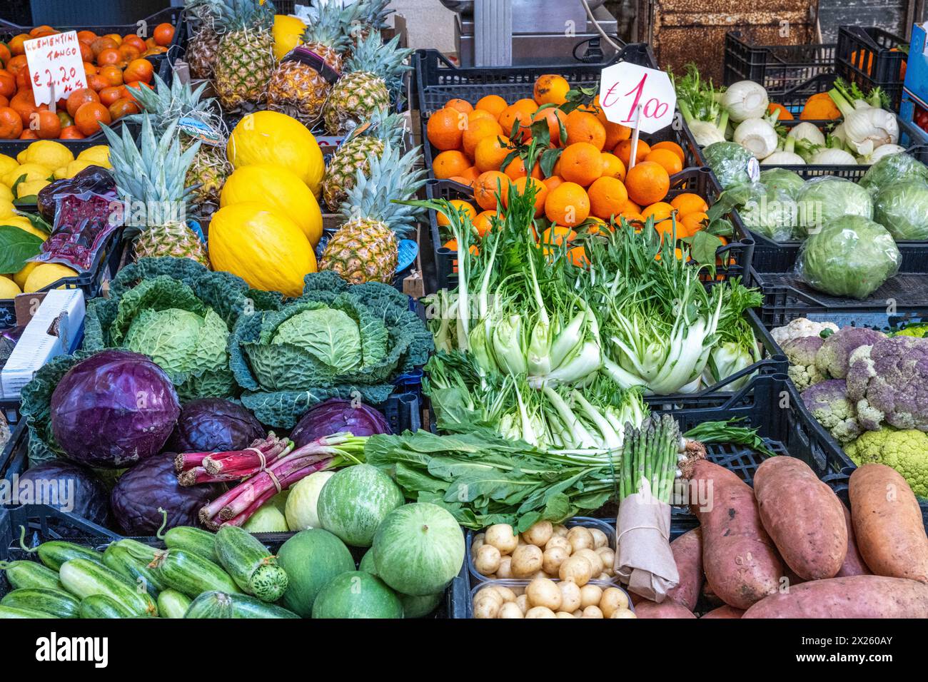 Obst und Gemüse zum Verkauf auf einem Markt Stockfoto