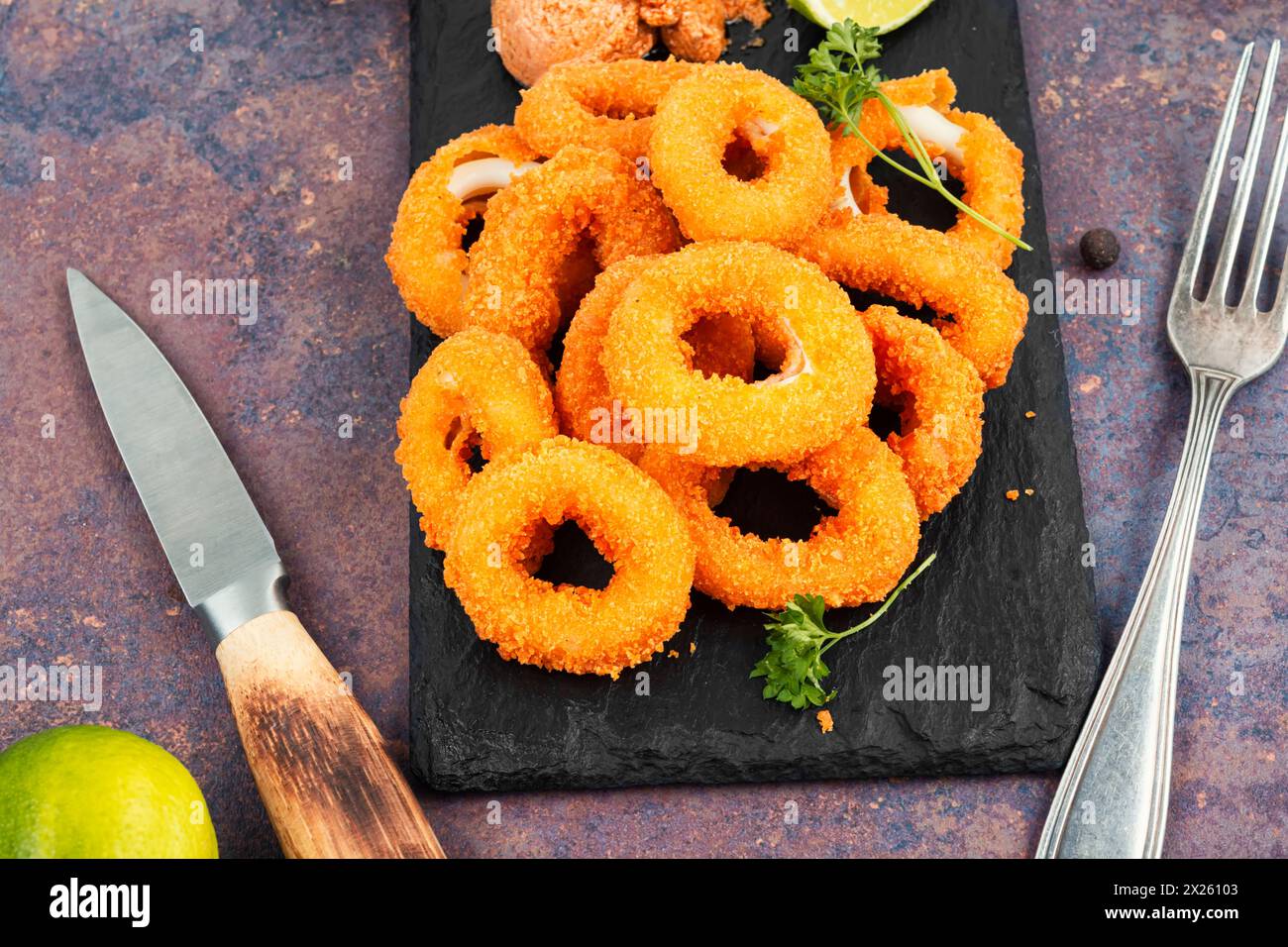 Frittierte Calamari- oder Tintenfischringe. Ungesunde Nahrung Stockfoto