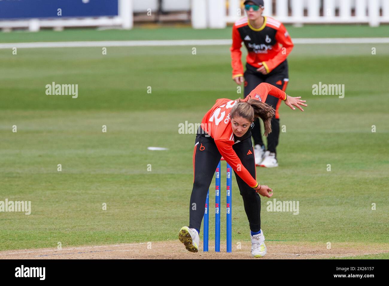 Birmingham, Großbritannien. April 2024. Sophie Munro schlägt für Blaze eine Runde, um Central Sparks Davina Perrin für 18 Jahre zu entlassen, während des Rachel Heyhoe Flint Trophy Matches zwischen Central Sparks und The Blaze am Edgbaston Cricket Ground, Birmingham, England, am 20. April 2024. Foto von Stuart Leggett. Nur redaktionelle Verwendung, Lizenz für kommerzielle Nutzung erforderlich. Keine Verwendung bei Wetten, Spielen oder Publikationen eines einzelnen Clubs/einer Liga/eines Spielers. Quelle: UK Sports Pics Ltd/Alamy Live News Stockfoto