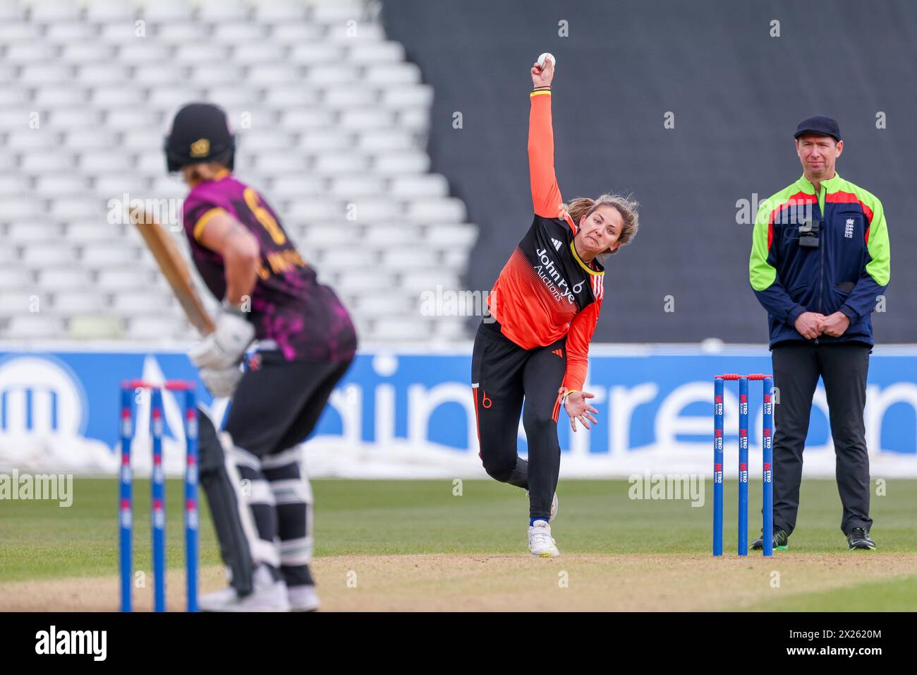 Birmingham, Großbritannien. April 2024. Blaze's Sophie Munro beim Bowling während des Rachel Heyhoe Flint Trophy Matches zwischen Central Sparks und Blaze am Edgbaston Cricket Ground, Birmingham, England am 20. April 2024. Foto von Stuart Leggett. Nur redaktionelle Verwendung, Lizenz für kommerzielle Nutzung erforderlich. Keine Verwendung bei Wetten, Spielen oder Publikationen eines einzelnen Clubs/einer Liga/eines Spielers. Quelle: UK Sports Pics Ltd/Alamy Live News Stockfoto