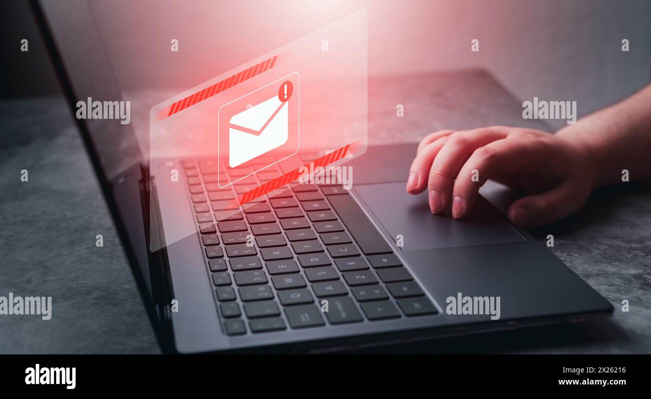 Frau benutzen Laptop mit VR Schnittstelle Warnung Spam Virus. Schutz vor Internetgefahren. Junk- und Müllpost. Kompromittierte Informationen. Stockfoto