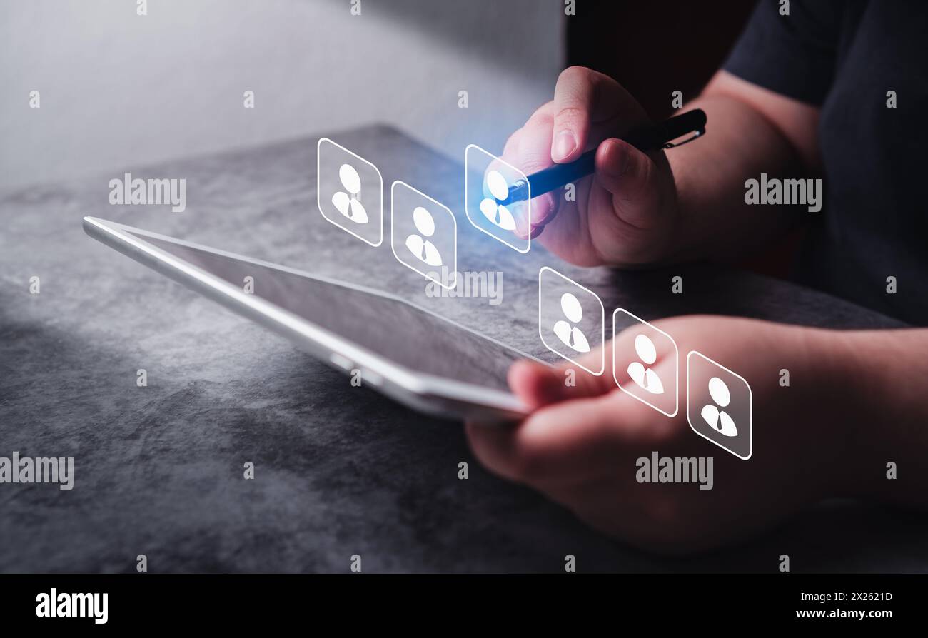 Geschäftsfrauen nutzen digitale Tablets für Personalmanagement und Personalbeschaffung. Stockfoto