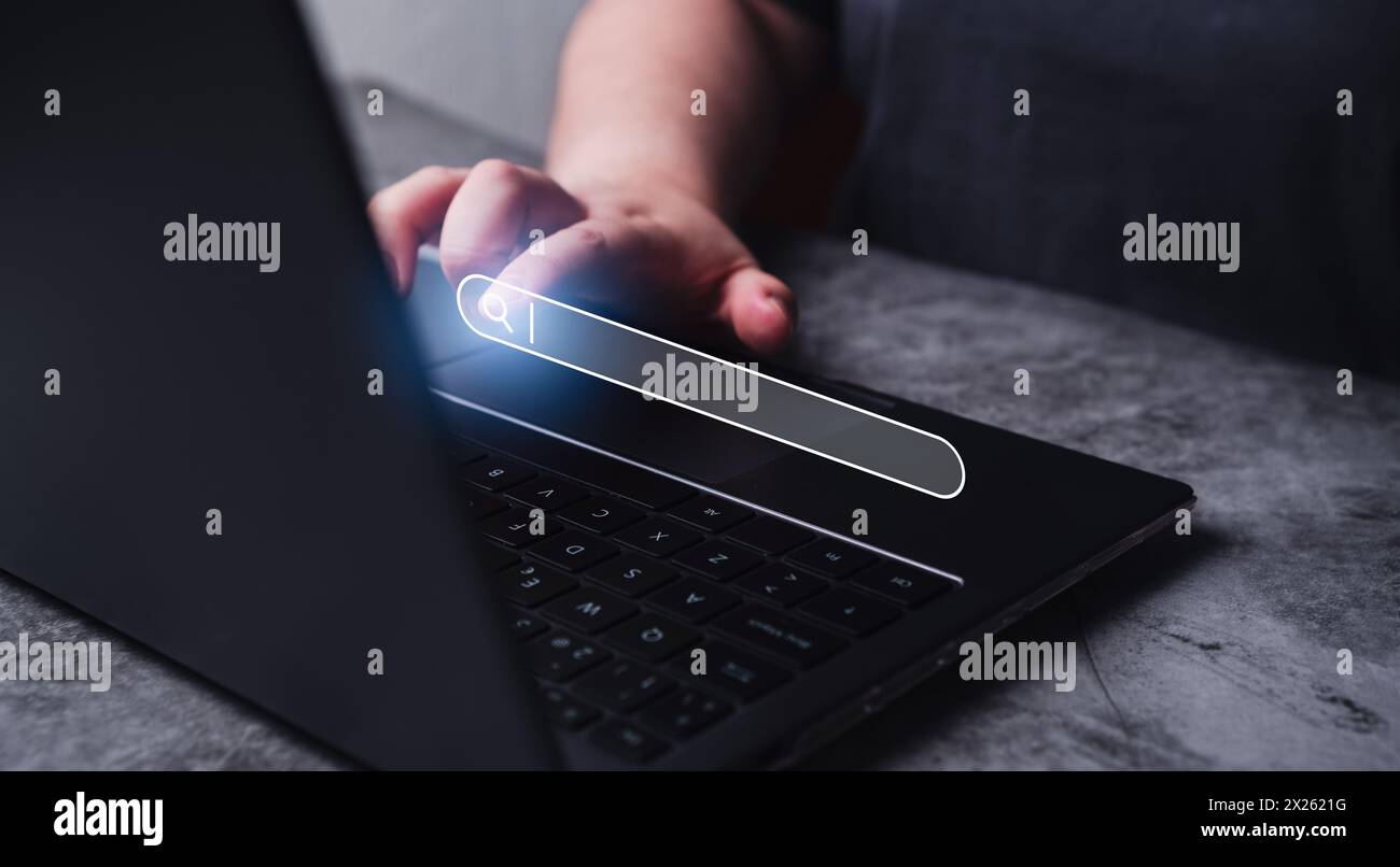 Frau, die einen Laptop mit VR-Suchleiste verwendet. SEO-Suchmaschinenoptimierungskonzept. Ranking des Traffics auf der Website. Browser-Konzept. Stockfoto