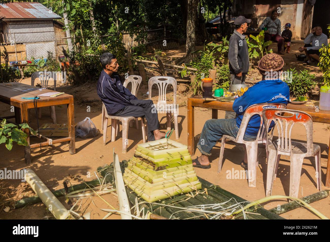 DONKHOUN, LAOS - 27. NOVEMBER 2019: Dorfbewohner bereiten schwimmende Schiffe vor, um Geister im Dorf Donkhoun (Done Khoun) in der Nähe von Nong Khiaw in Laos zu beruhigen Stockfoto