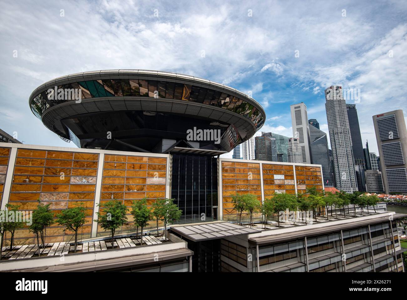 Ein Blick von oben auf den neuen Obersten Gerichtshof von Singapur. Im Bereich der fliegenden Untertasse ganz oben befinden sich eine Reihe von Hof- und Tagungsräumen Stockfoto