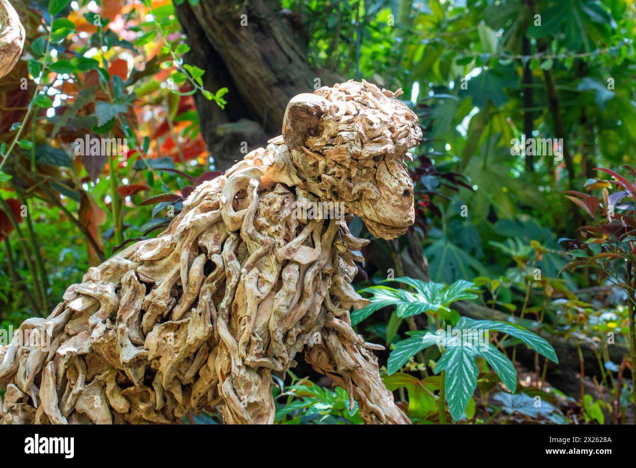 Eine von einer Reihe von Affenskulpturen aus Treibholz von James Doran-Webb in den Gardens by the Bay in Singapur Stockfoto
