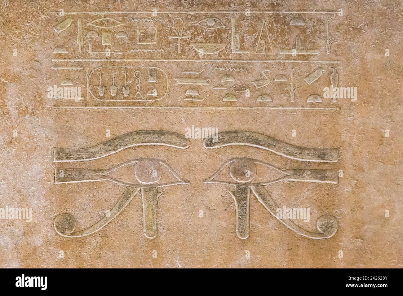 Ägypten, Kairo, Ägyptisches Museum, Granit-Sarkophag von Neferuptah, Tochter von Amenemhat 3, Hawara: Udjat-Augen. Stockfoto