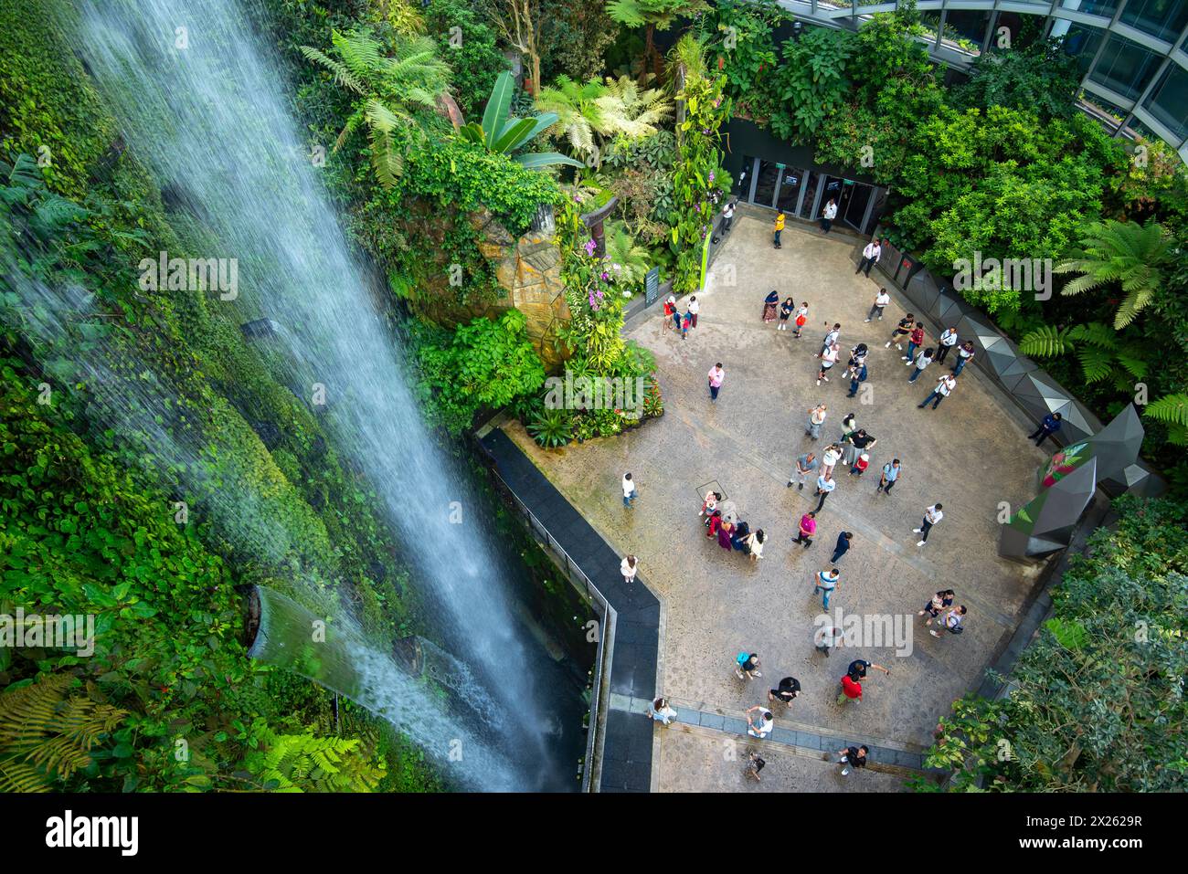 Ein Blick von den oberen Ebenen im Cloud Forest Garden at Gardens by the Bay in Singapur Stockfoto