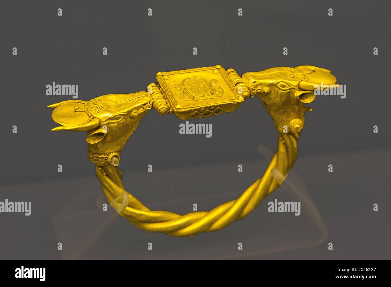 Ägypten, Ägyptisches Museum Kairo, Armband mit der Kartusche eines Touthmosis-Königs. Die ursprüngliche Datierung (Neues Königreich) ist nun umstritten. Stockfoto