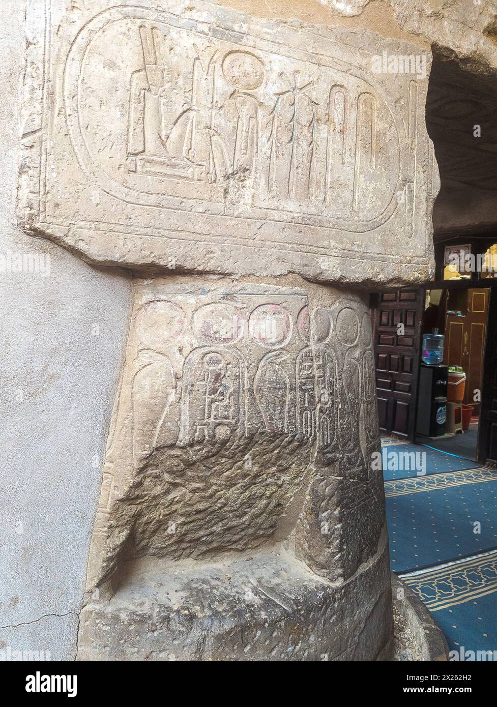 Ägypten, Luxor-Tempel, Abu el Haggag-Moschee, Pharaonensäule, mit Kartusche des Königs Ramses II. Stockfoto