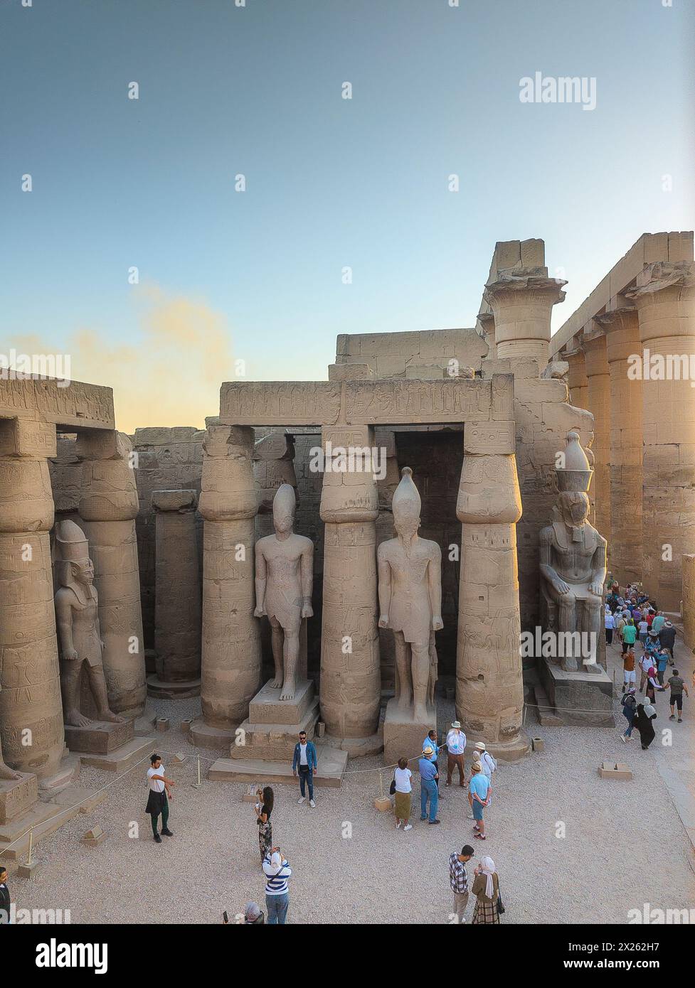 Ägypten, Blick auf den Luxor Tempel von der Abu el Haggag Moschee. Stockfoto