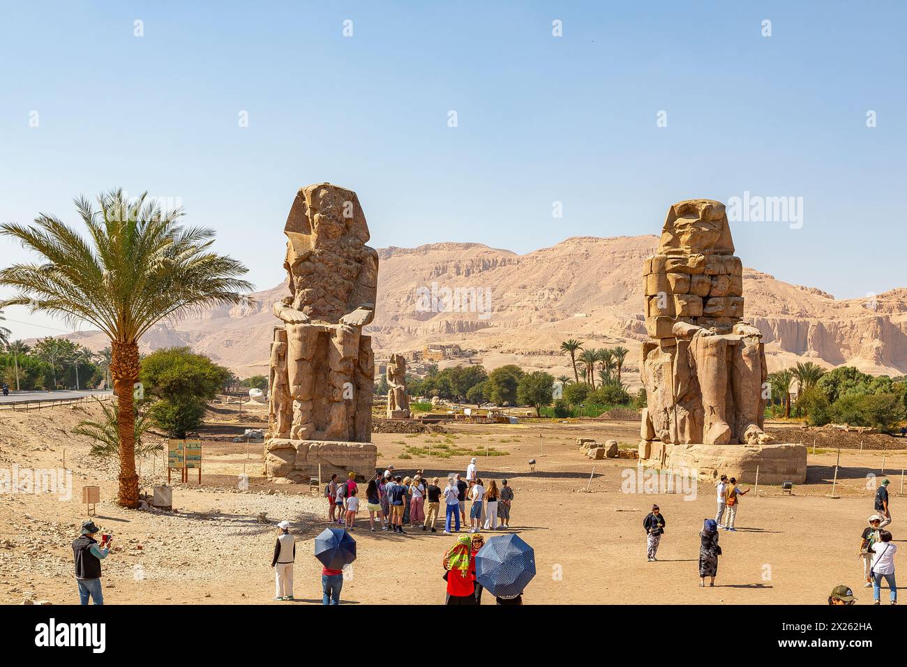 Ägypten, Luxor West Bank, KOM el Hettan, der millionenjährige Tempel von Amenhotep 3: Erster Pylon, Memnon Colossus. Stockfoto