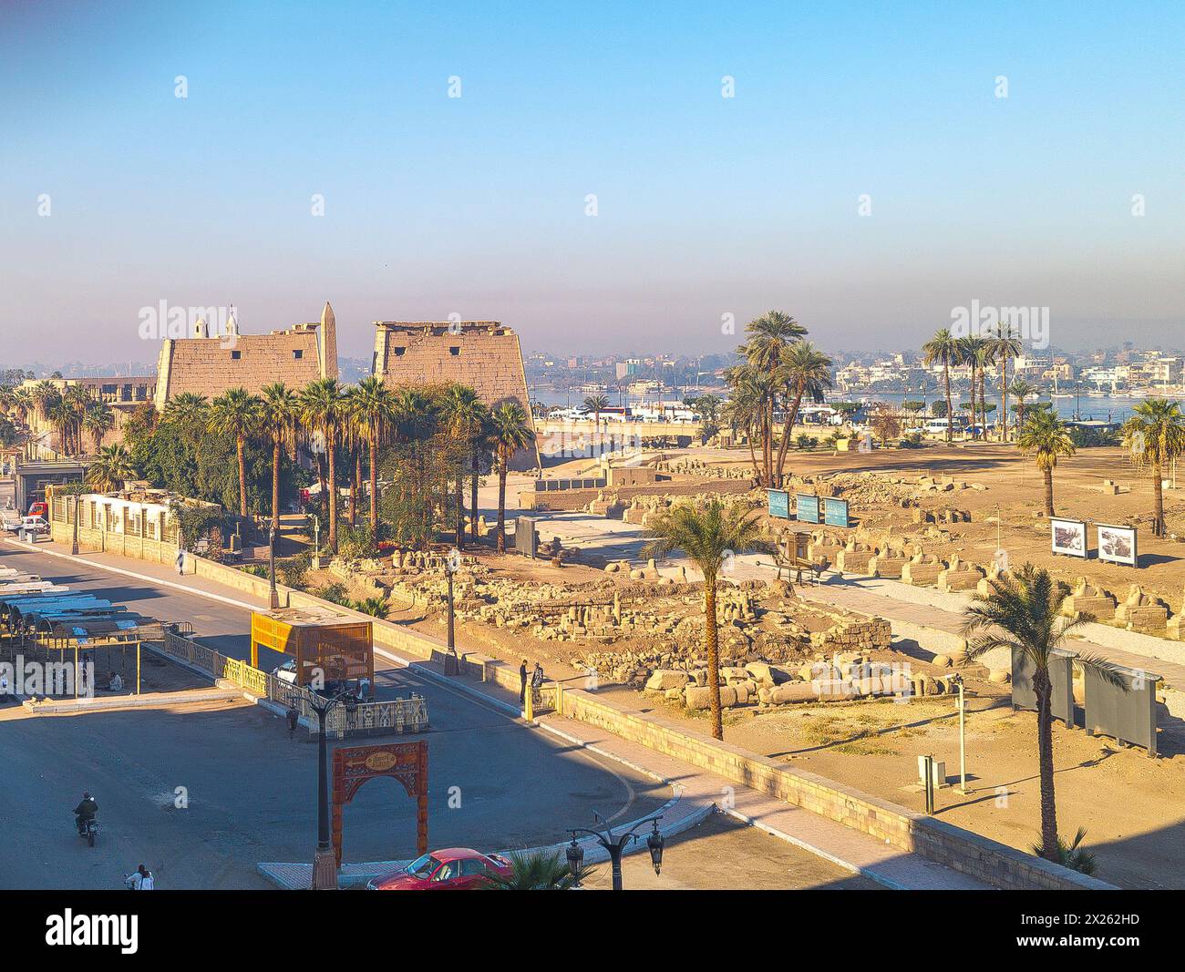 Ägypten, Luxor Tempel, Sphinx Avenue, erster Pylon und Minarette der Abu el Haggag Moschee. Stockfoto