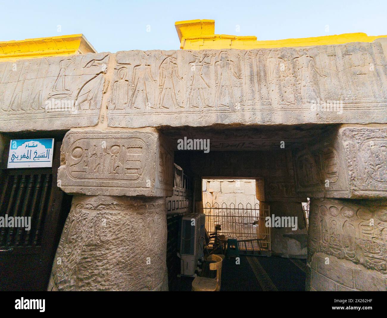 Ägypten, Luxor-Tempel, Abu el Haggag-Moschee, Pharaonensäulen mit Kartusche des Königs Ramses II. Und Obelisken auf dem Architrave. Stockfoto