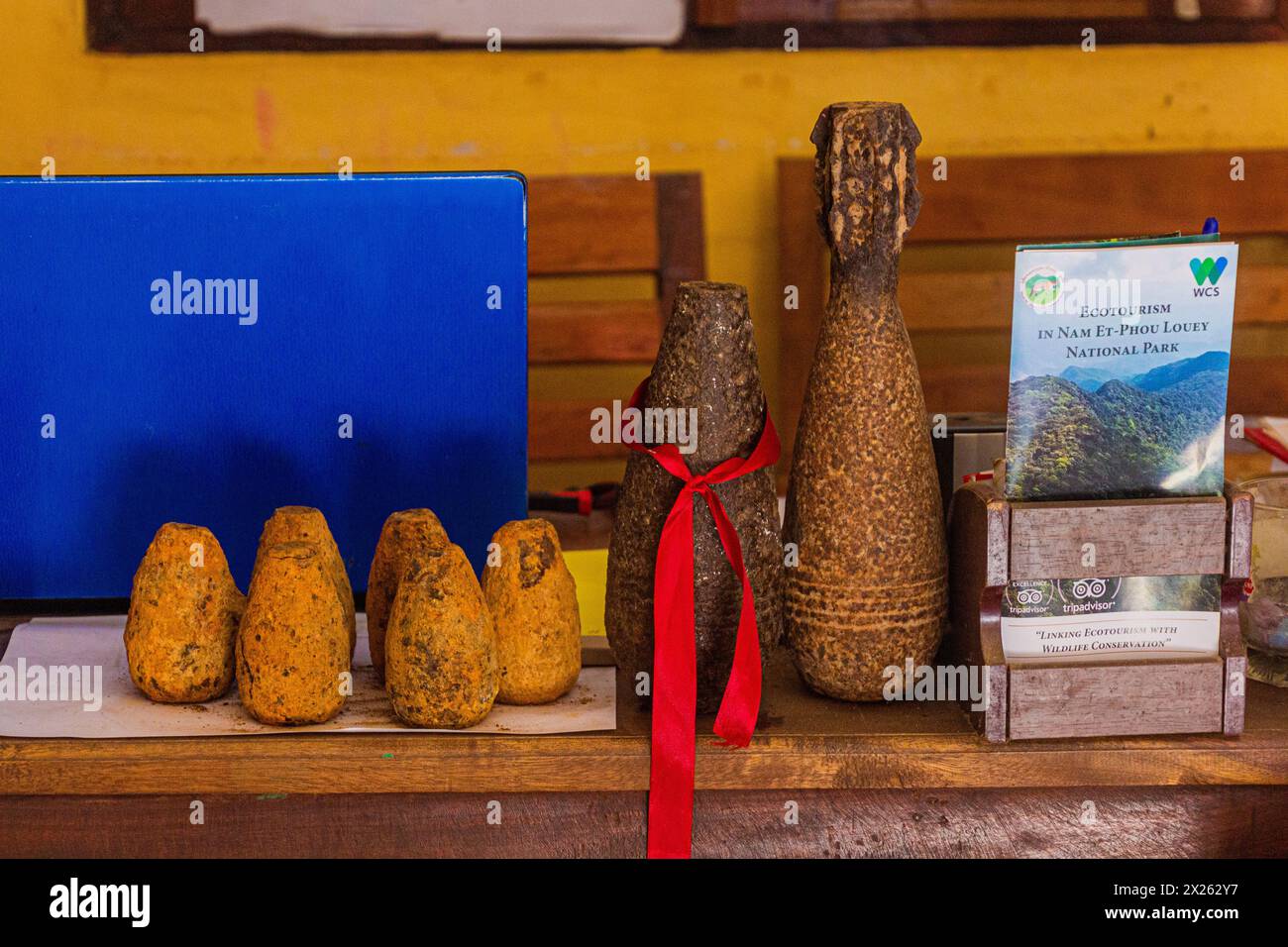 NONG KHIAW, LAOS - 28. NOVEMBER 2019: Nicht explodierte Kampfmittel dienen als Dekoration in einem Büro einer Reiseagentur in Nong Khiaw, Laos Stockfoto