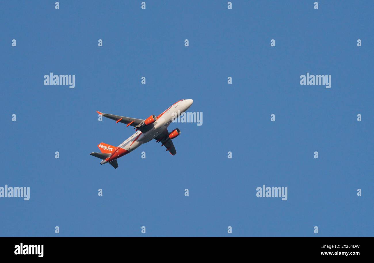 Loewenbruch, Deutschland. April 2024. 14.04.2024, ein Easyjet aus Schönefeld fliegt im Licht der Abendsonne am Himmel über Loewenbruch in Brandenburg, südlich von Berlin. Die britische Fluggesellschaft Easyjet gilt als zweitgrößte Billigfluggesellschaft in Europa. Kredit: Wolfram Steinberg/dpa Kredit: Wolfram Steinberg/dpa/Alamy Live News Stockfoto