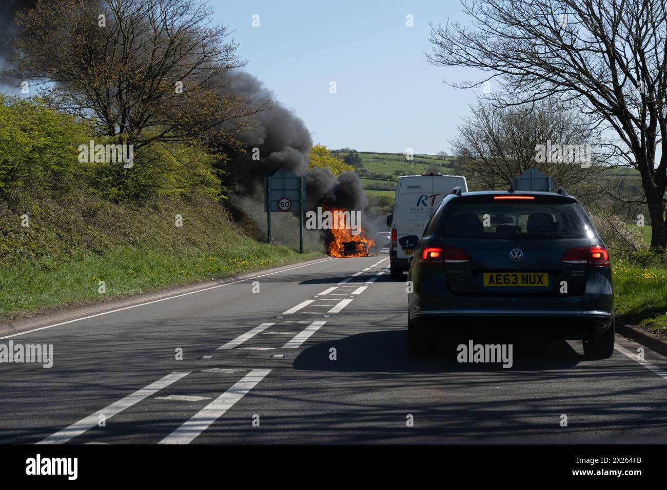 Llanteg, Pembrokeshire, Großbritannien. April 2024. Die A477 Straße ist in beiden Richtungen in der Nähe von Llanteg gesperrt, wegen Fahrzeugfeuer (Kay Roxby/Alamy Live News) Stockfoto