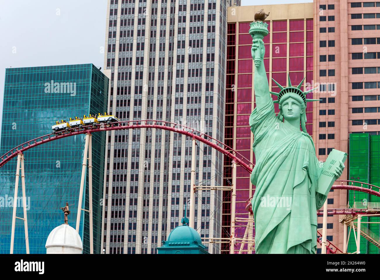 Las Vegas, Nevada.  Freiheitsstatue Liberty Replica vor New York New York Hotel und Casino, Achterbahn im Hintergrund. Stockfoto