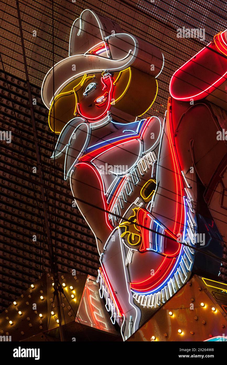Las Vegas, Nevada.  Fremont Street.  Cowgirl Leuchtreklame. Stockfoto