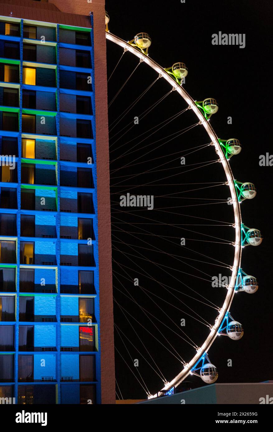 Las Vegas, Nevada. Gondeln bei Nacht auf dem High Roller, dem höchsten Aussichtsrad der Welt seit 2015. Das Linq Hotel befindet sich im Vordergrund links. Stockfoto