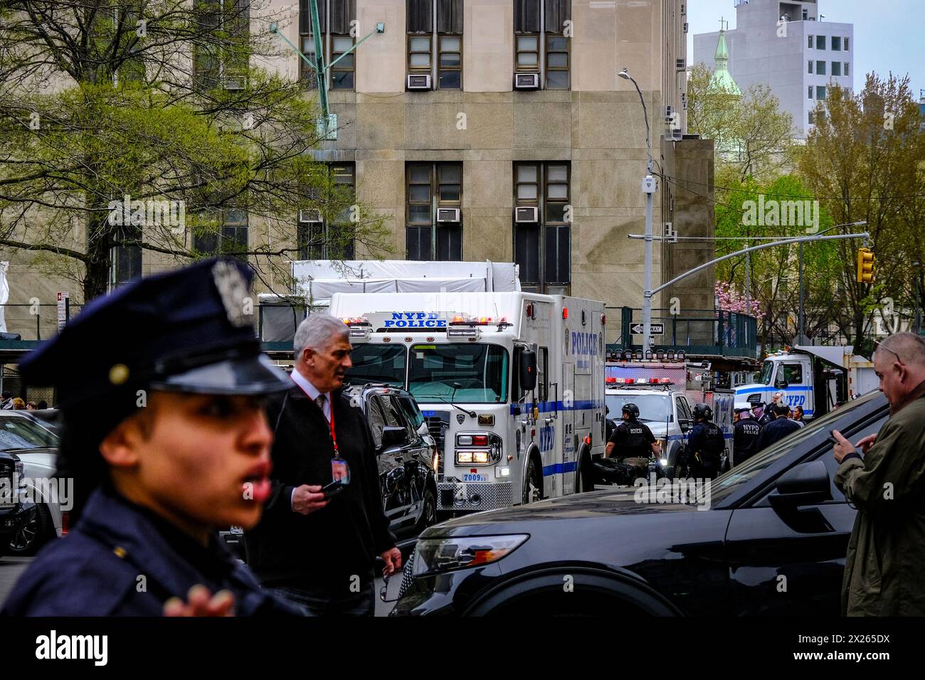 New York, NY, USA. April 2024. Polizeipatrouille, nachdem Maxwell Azzarello sich vor dem Gericht in Brand gesetzt hat, wo der Donald Trump-Prozess am 19. April 2024 in Downtown Manhattan in New York City stattfindet. Credit: Katie Godowski/Media Punch/Alamy Live News Stockfoto