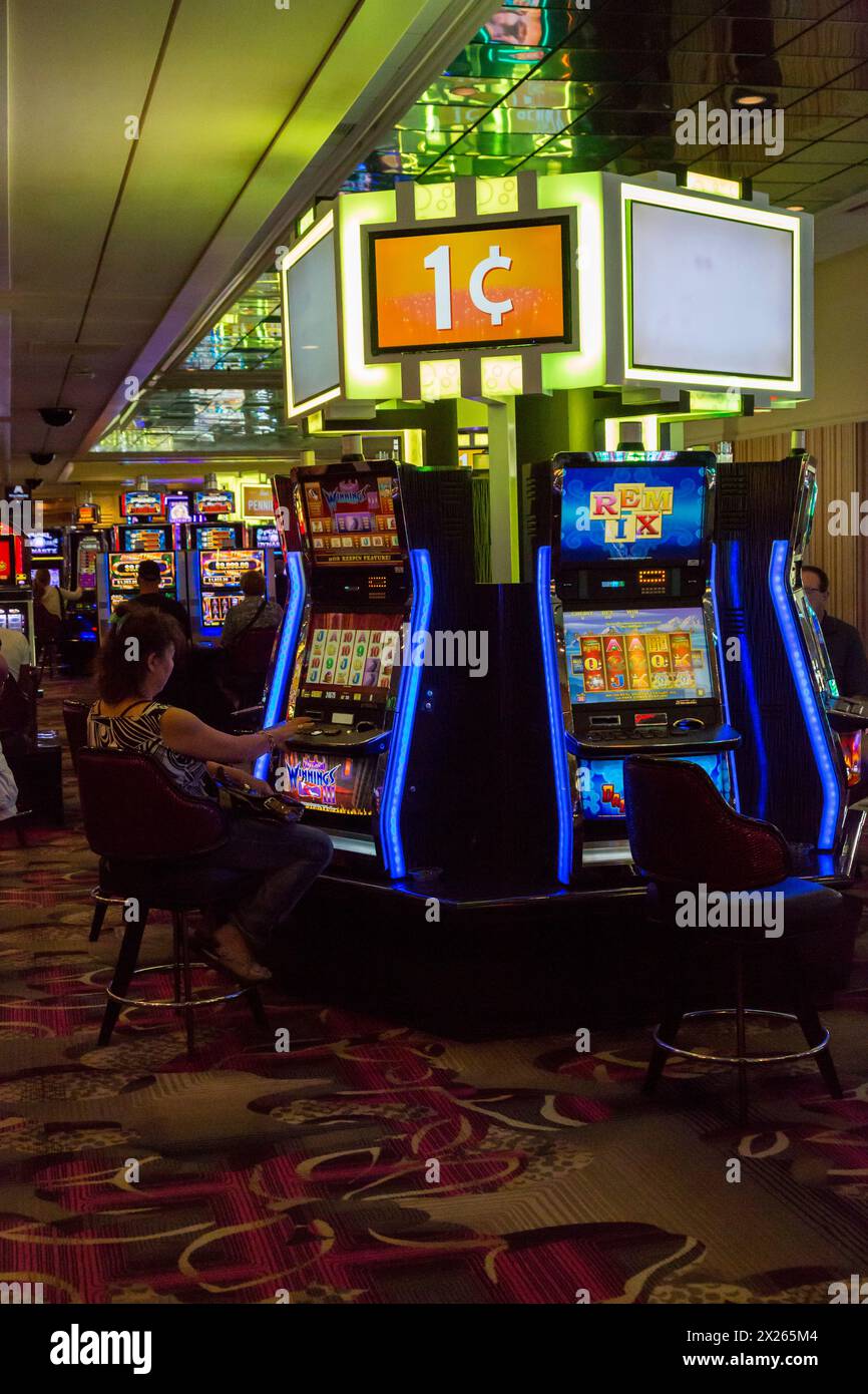 Las Vegas, Nevada.  Frau Penny Spielautomaten, Flamingo Casino spielen. Stockfoto