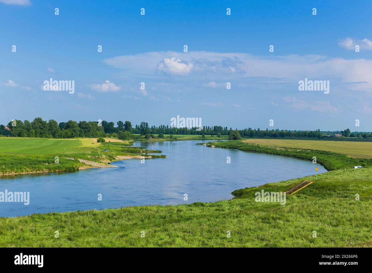 Elbbrücke Mühlberg/Elbe ist eine an der Elbe gelegene Stadt im südbrandenburgischen Landkreis Elbe Elster. Elbe. Mühlberg Brandenburg Deutschland *** Elbbrücke Mühlberg Elbe ist eine Stadt an der Elbe im südbrandenburgischen Landkreis Elster Elbe Mühlberg Brandenburg Deutschland Stockfoto