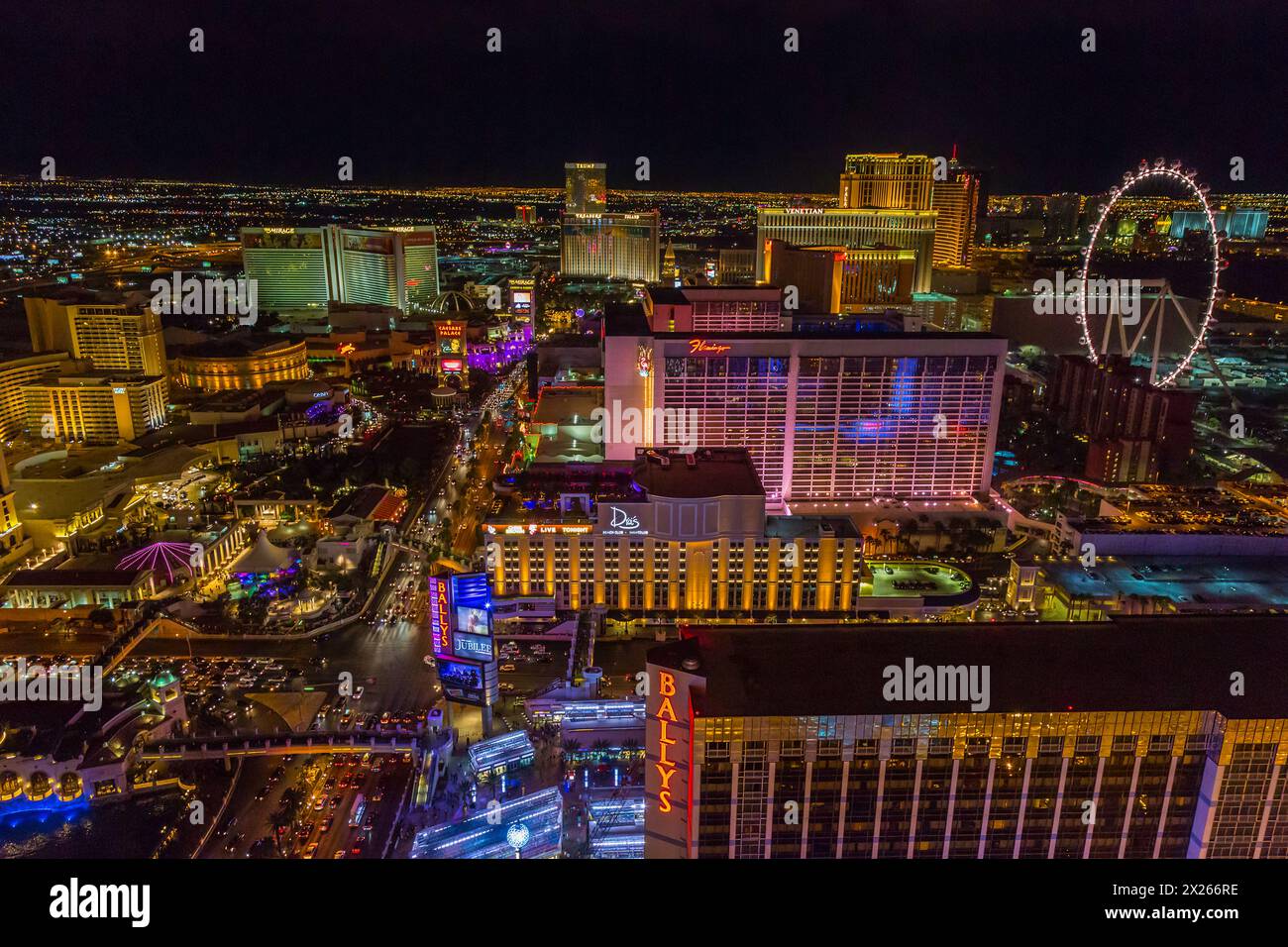 Las Vegas, Nevada in der Nacht vom Eiffelturm entfernt. Stockfoto