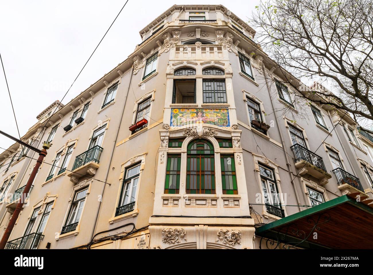Vorderansicht des Gebäudes „A Tentadora“ auf der Rua Saraiva de Carvalho, Lisboa, Portugal. Stockfoto