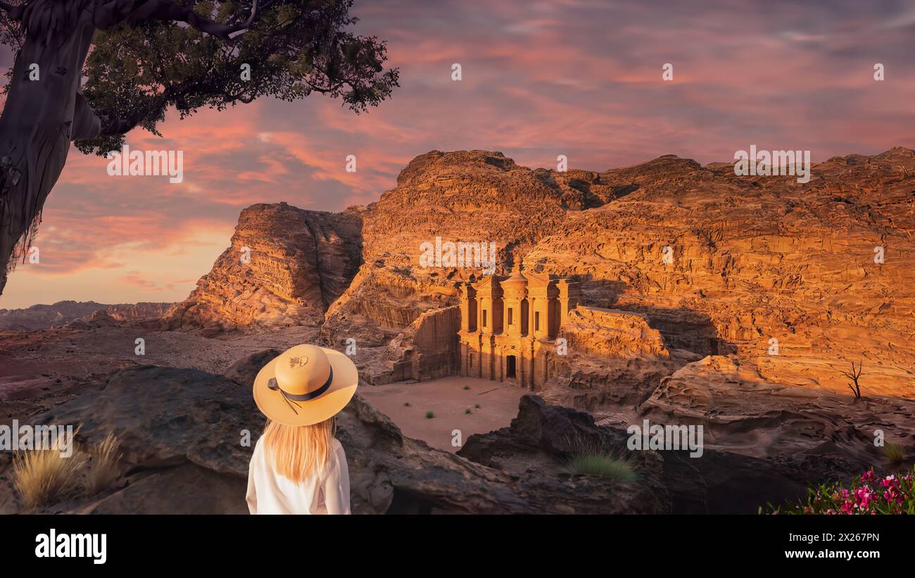 Wadi Musa, Jordanien; 21. April 2024 – Eine blonde Frau schaut während des Sonnenuntergangs auf das Kloster in Petra in Jordanien Stockfoto