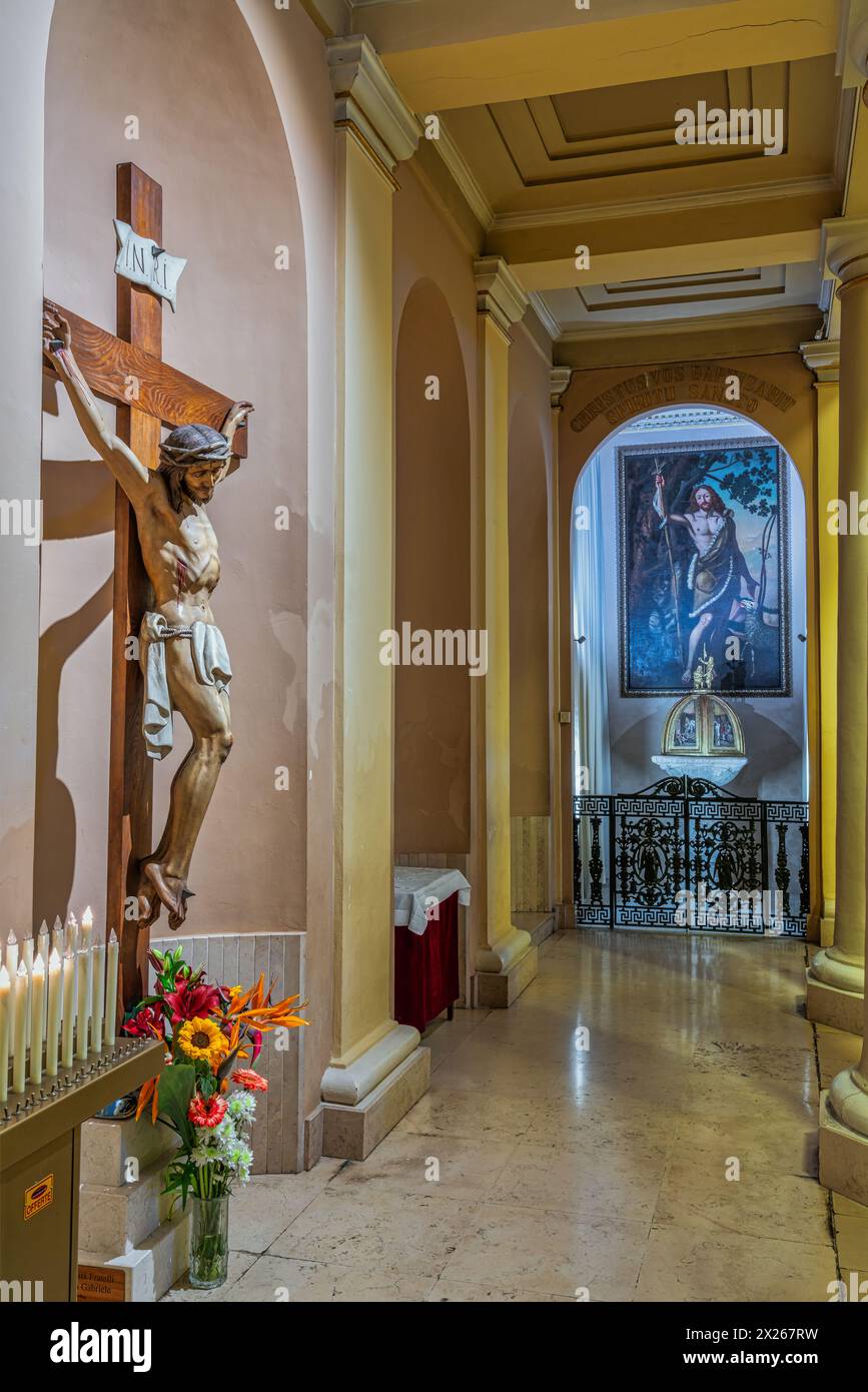 Eines der Seitenschiffe im neoklassizistischen Stil mit einem hölzernen Kruzifix der Kirche Santa Maria Maggiore in Vasto. Vasto, Provinz Chieti, Abruzzen, IT Stockfoto