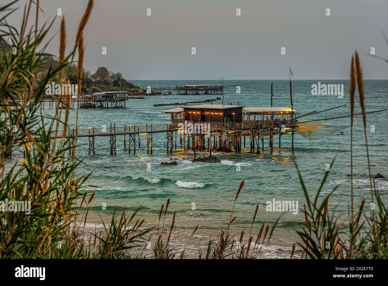 Die Küste von Trabocchi, Fischmaschinen wurden in malerische Restaurants verwandelt. San Vito Chietino, Provinz Chieti, Abruzzen, Italien, Europa Stockfoto