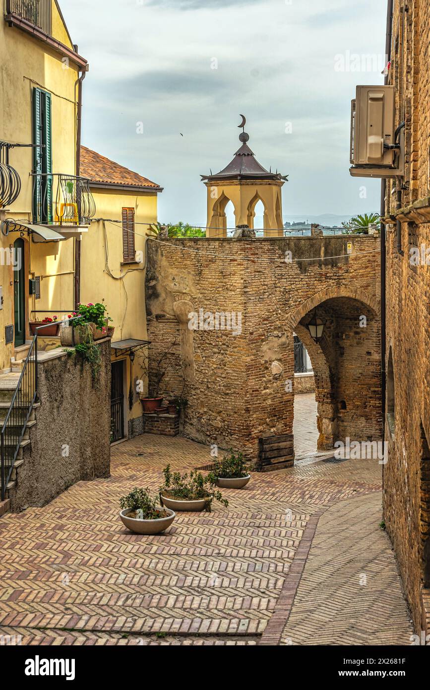 Von Porta Catena, einem der Stadttore der Stadt Vasto, betreten Sie den normannischen Teil der Stadt. Vasto, Provinz Chieti, Abruzzen, Italien, Europa Stockfoto