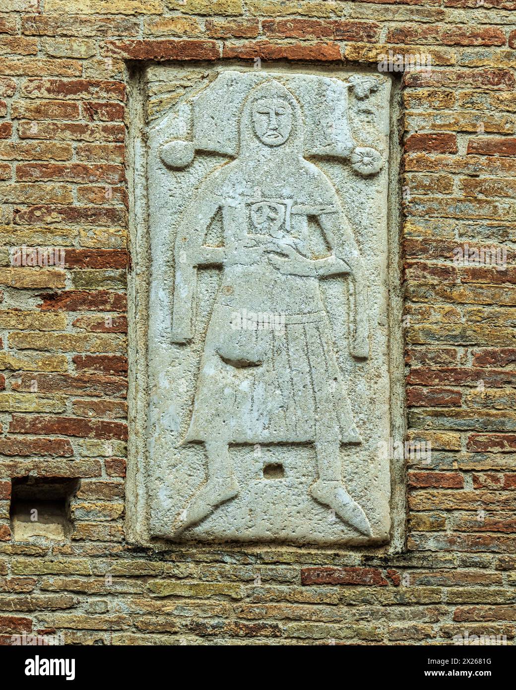 Erratische Grabplatte eines Lügenmannes, Steinrelief. Detail der Kirche Santa Maria Maggiore, Piazza del Tomolo. Vasto, Abruzzen Stockfoto
