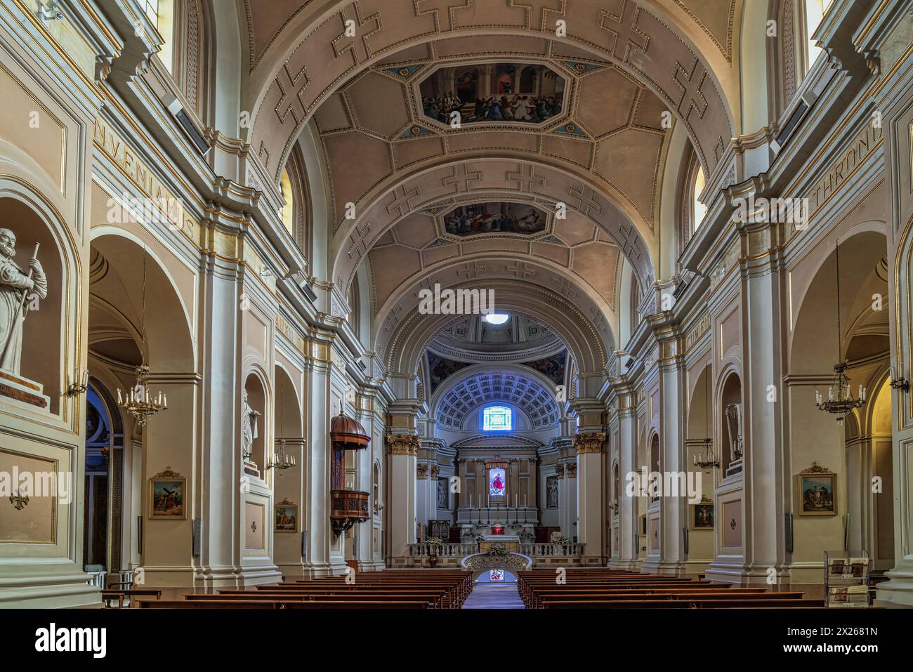 Hauptschiff der barocken und später neoklassizistischen Kirche Santa Maria Maggiore in Vasto. Vasto, Provinz Chieti, Abruzzen, Italien, Europa Stockfoto