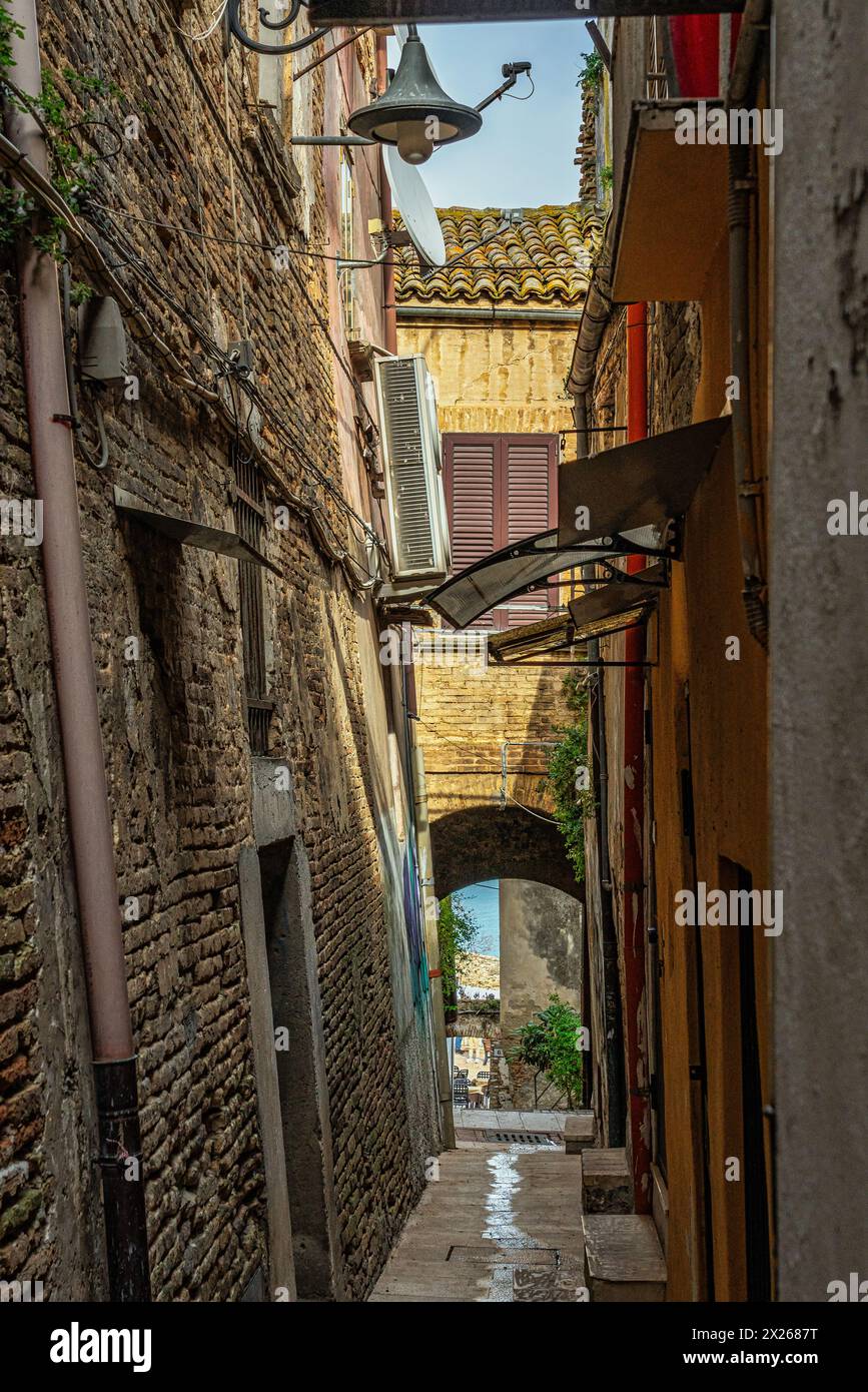 Eine schmale Gasse endet in Richtung eines der Stadttoren der Mauern, Portone Panzotto. Vasto, Provinz Chieti, Abruzzen, Italien, Europa Stockfoto