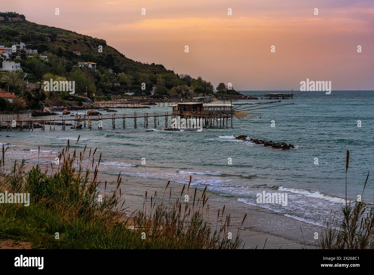 Die Küste von Trabocchi, Fischmaschinen wurden in malerische Restaurants verwandelt. San Vito Chietino, Provinz Chieti, Abruzzen, Italien, Europa Stockfoto
