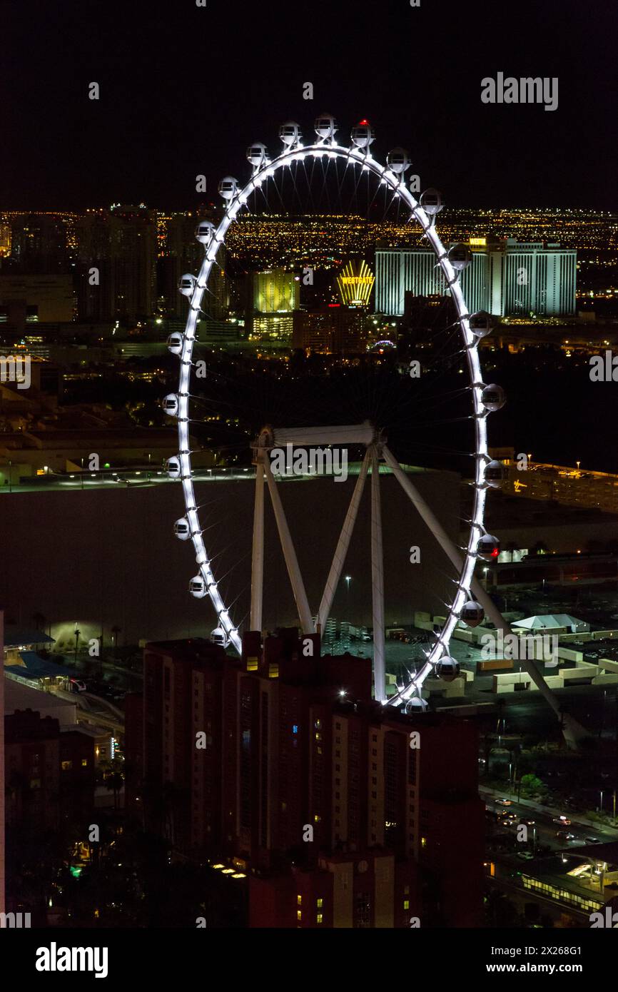 Las Vegas, Nevada bei Nacht, der High Roller vom Eiffelturm. Der High Roller ist das höchste Beobachtungsrad der Welt, Stand 2015. Stockfoto