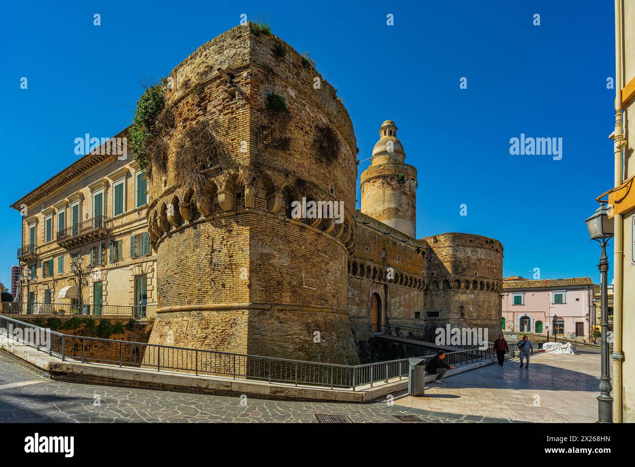 Werfen Sie einen Blick auf die Bastionen der Burg Caldoresco in der antiken Stadt Vasto. Vasto, Provinz Chieti, Abruzzen, Italien, Europa Stockfoto