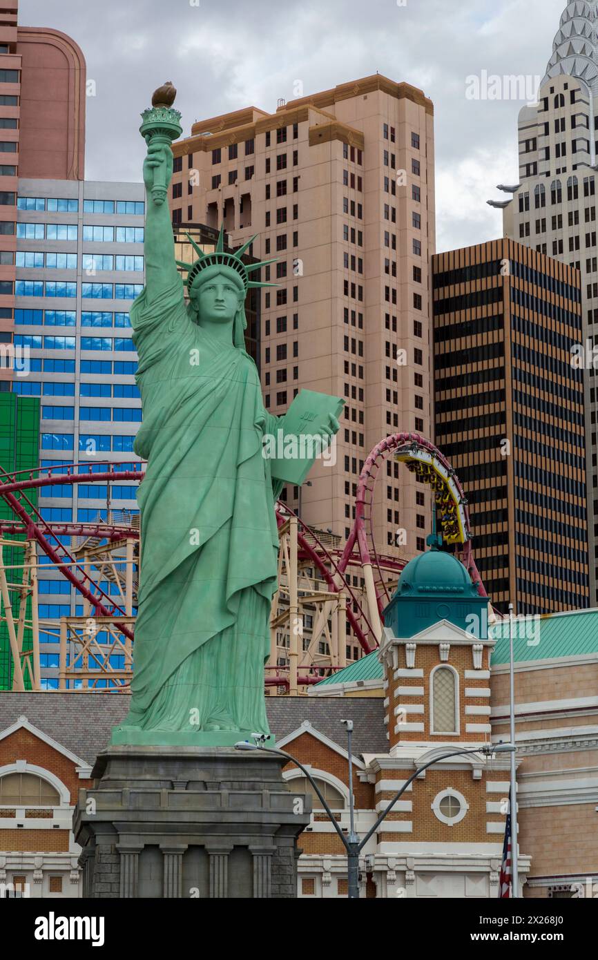 Las Vegas, Nevada.  Freiheitsstatue Liberty Replica vor New York New York Hotel und Casino, Achterbahn im Hintergrund. Stockfoto