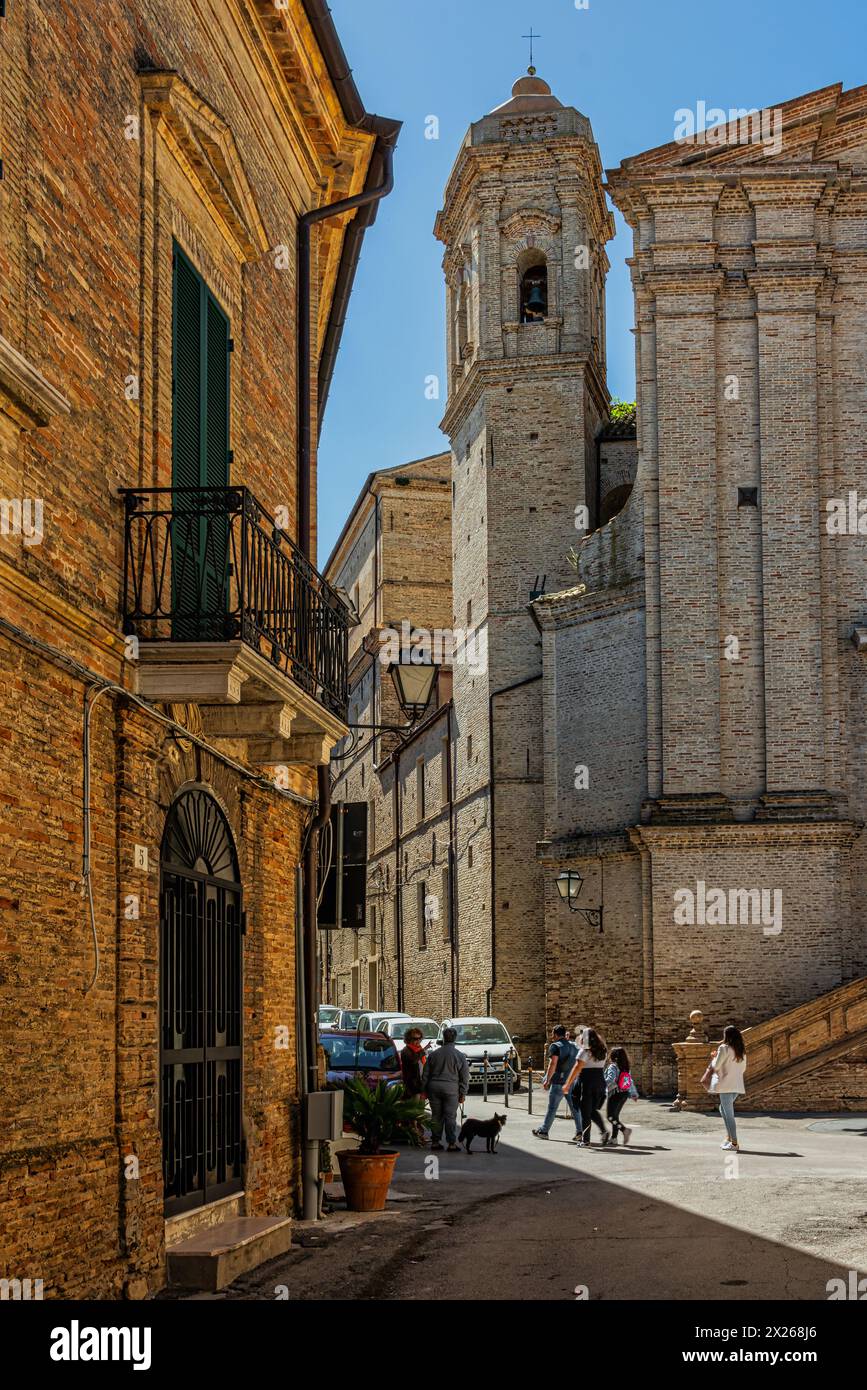 Blick auf eine Straße im historischen Zentrum der Stadt Vasto mit dem Glockenturm und der Fassade der Kirche Santa Maria del Carmine.Vasto, Abruzz Stockfoto